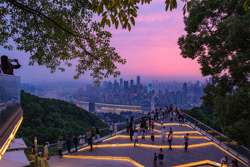 南岸区南山夜景火锅公园，伴随漫天晚霞，市民欣赏山城夜景。郭旭摄