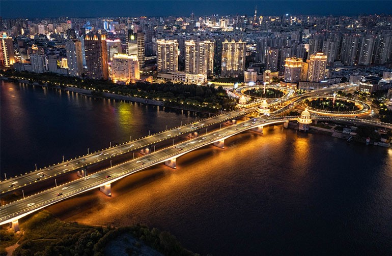 璀璨松花江“点靓”夜经济