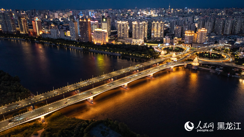 夜晚的松花江公路大桥流光溢彩。人民网 徐成龙摄