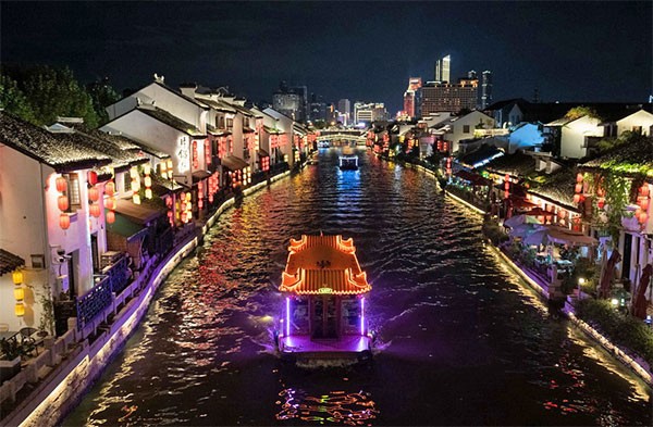 江苏无锡：夜经济点亮古运河