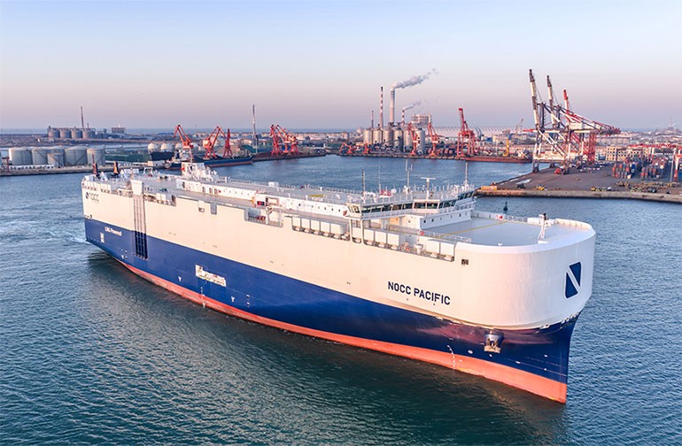 山东烟台：中国首艘符合新能源汽车运输国际新标准的汽车运输船交付