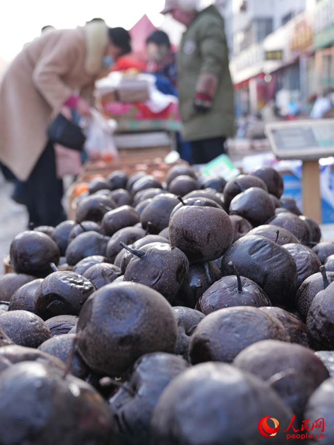 东北地区季节“限定”美食冻梨。人民网记者 李洋摄
