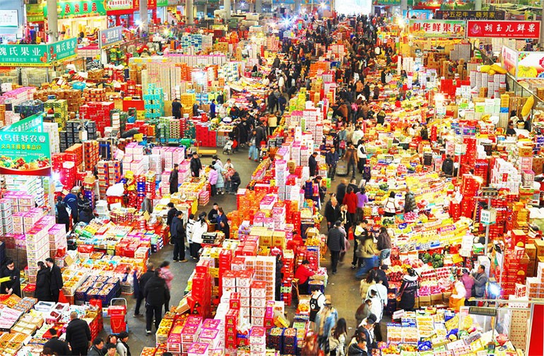 浙江义乌：节前果品市场物丰价稳购销两旺
