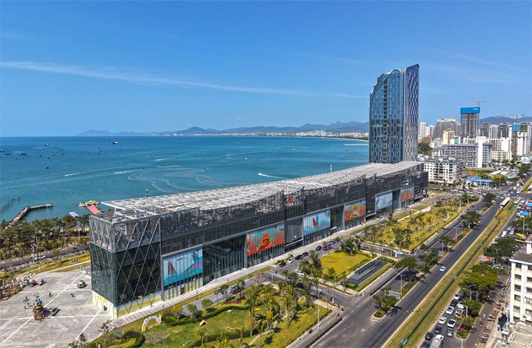 海南三亚首家日用消费品免税店开业