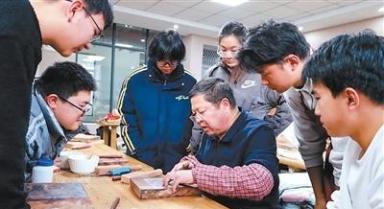 年画村里探新潮