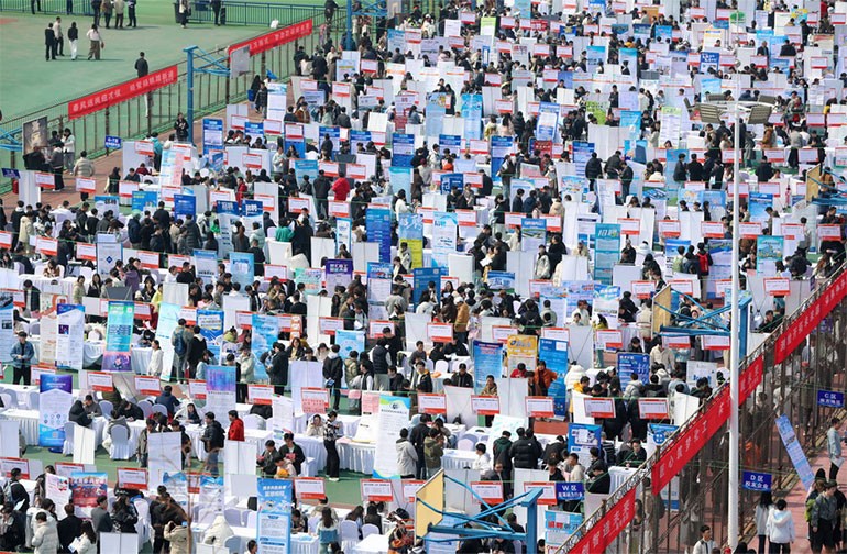 山东青岛：双选会助力大学生就业