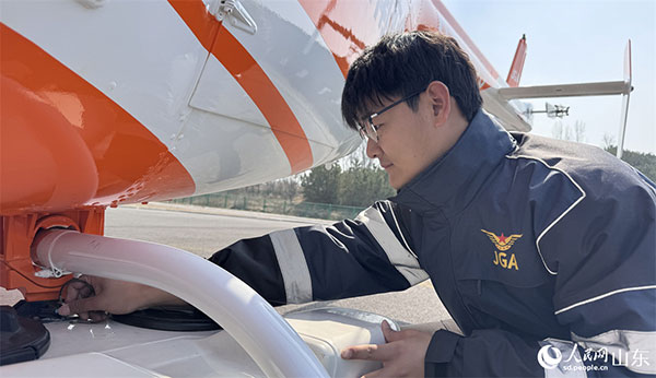 飞行前工作人员对飞机进行检查。人民网记者 公雪摄