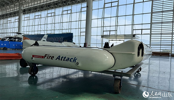 直升机搭配的水箱可载药800升。人民网记者 公雪摄