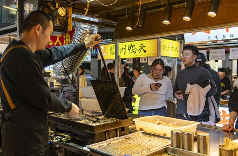浙江金华：夜市火热引客来