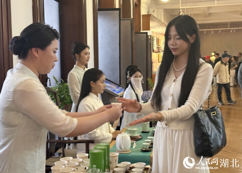 在武汉江汉关博物馆游客现场品春茶。人民网记者 周恬摄