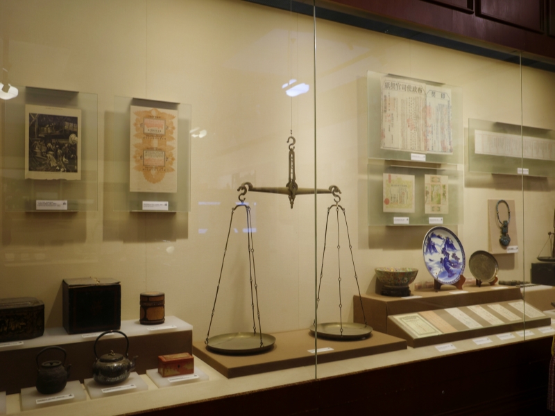 武汉江汉关博物馆展示的茶叶盒、茶叶筒、铸铁茶壶等老物件。胡智翔摄