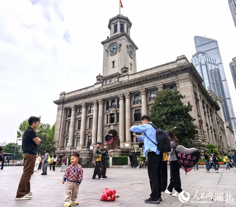 游客在武汉江汉关拍照打卡。人民网记者 周雯摄
