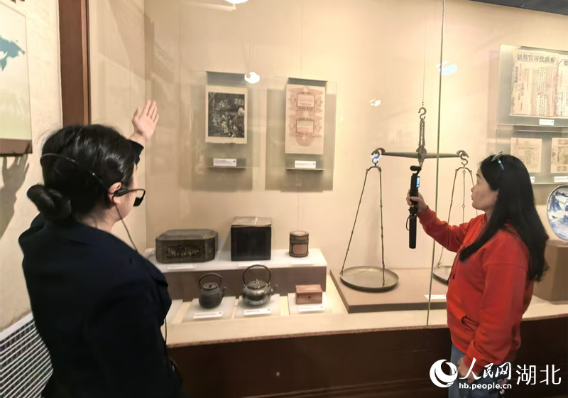 游客在武汉江汉关博物馆参观，聆听“东方茶港”的故事。人民网记者 周雯摄