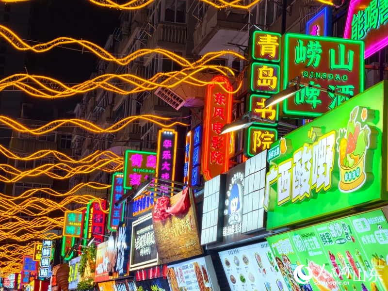 街区霓虹招牌错落有致，处处融入青岛特色元素。人民网记者 刘颖婕摄