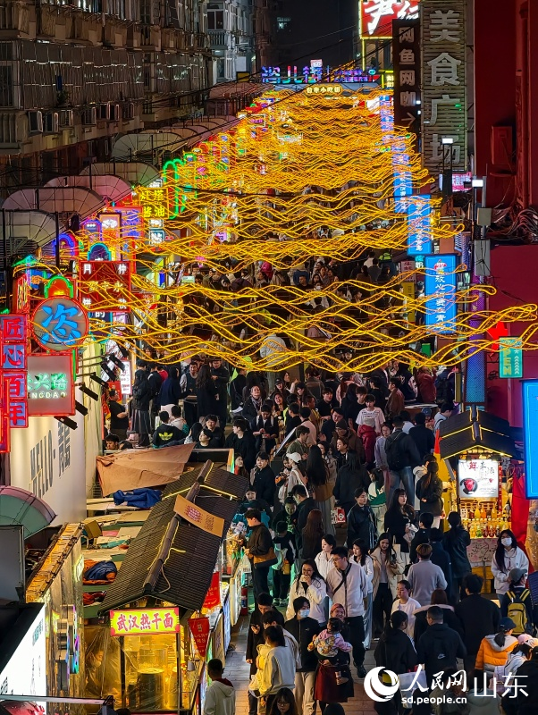 霓虹灯光与烟火气交织成一幅热闹的夜生活画卷。人民网记者 刘颖婕摄