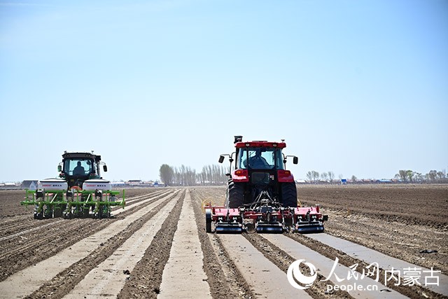 科尔沁区丰田镇常家围子村开启春耕。人民网记者 寇雅楠摄