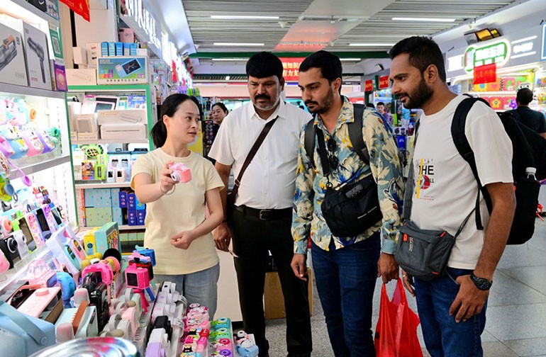 浙江义乌：外商云集采购忙