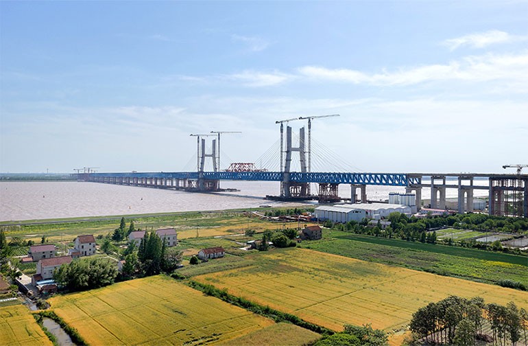 江苏启东：崇启公铁长江大桥建设正酣