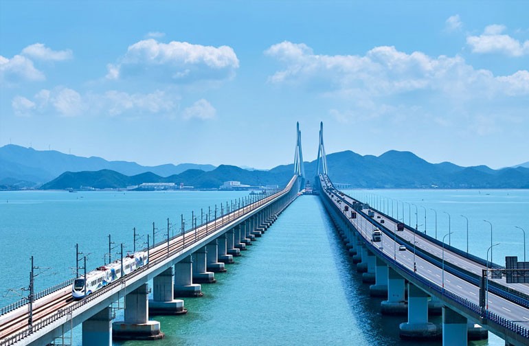 国内首条跨海市域铁路通车运营